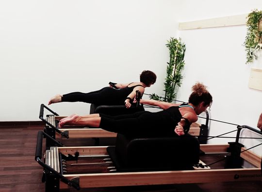 Olas Azules Pilates Studio dos mujeres realizando entrenamiento