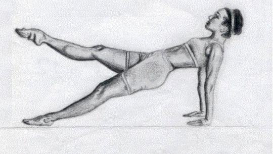 mujer en posicion de piernas cruzadas en yoga