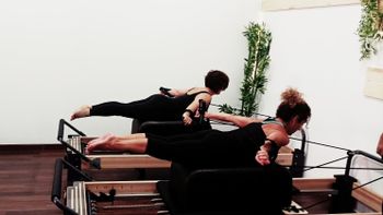 mujeres realizando pilates en máquina